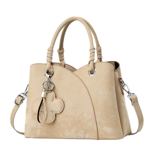 Sac à main beige chic avec pendentif fleur et détails de boucle en métal argenté