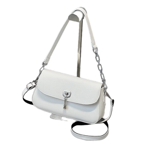 Sac à bandoulière blanc élégant et minimaliste avec cuir tressé et boucle argentée