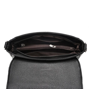 Vue intérieure du sac à main en cuir noir avec compartiments zippés multiples