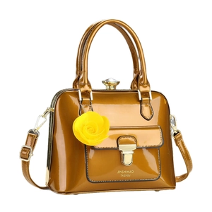 Borsa a tracolla retrò in vernice marrone ambra con decorazione a rosa gialla e grande