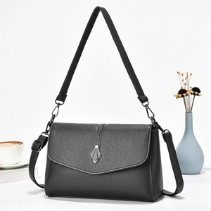 Sac bandoulière élégant en cuir noir grainé avec boucle métallique goutte d'eau et sangle