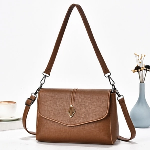 Sac à bandoulière en cuir marron grainé avec fermoir feuille doré et deux sangles
