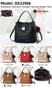 Détail d'un sac à main tressé avec fermoir magnétique et breloque décorative en fourrure
