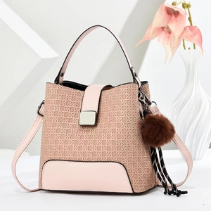 Sac Seau En Cuir PU Tissé Sac À Main Mode Élégant Sac À Bandoulière Pour Femmes Avec Charme De Boule De Fourrure Polyvalent