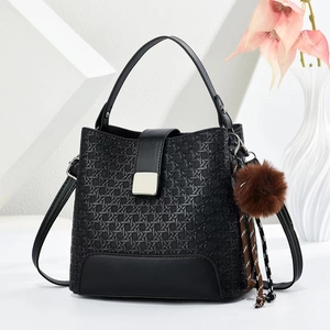 Grand sac à main seau noir tressé avec pompon élégant et détail de boucle en métal