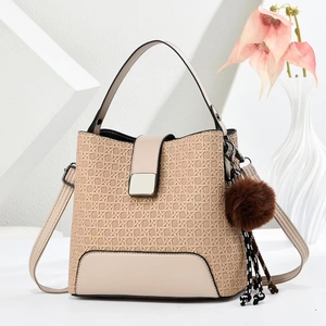 Grand sac à main beige tressé pour femme avec fermoir doré et élégant pompon décoratif