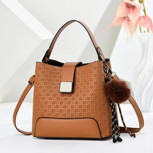 Sac seau tissé marron avec boucle en métal et pendentif décoratif en boule de fourrure