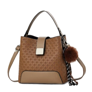 Grand sac à main marron à texture tressée avec bandoulière et pompon décoratif chic