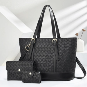 Vue détaillée du lot de 3 sacs en cuir noir texturé avec grand cabas et pochette chic