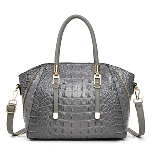 Sac à main gris en cuir à motif crocodile avec garniture dorée et bandoulière réglable