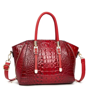 Sac à main rouge à motif crocodile avec garniture dorée et bandoulière réglable