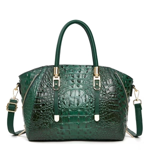 Sac à main moderne vert foncé motif crocodile avec ferrures dorées et bandoulière