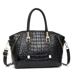 Sac à main noir à motif crocodile élégant avec détails dorés et bandoulière