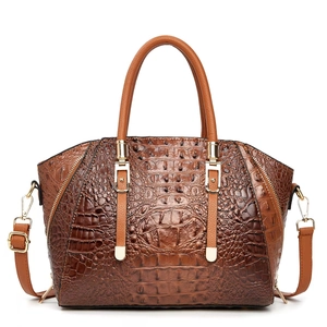 Vue détaillée du sac à main marron à texture crocodile avec boucles dorées et anses