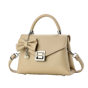 Elegante beige Ledertasche mit G-Schnalle aus Metall und Perlen-Schleifen-Anhänger