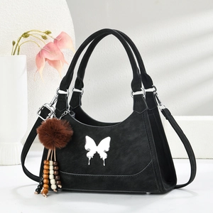 Sac À Épaule Femme Cuir PU Texture Daim Sac À Main Décor Papillon Charme Boule De Fourrure Rétro Style Boston Bandoulière
