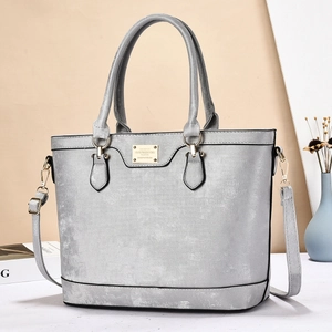 Elegante borsa tote in pelle bianco sporco con finiture dorate e tracolla regolabile
