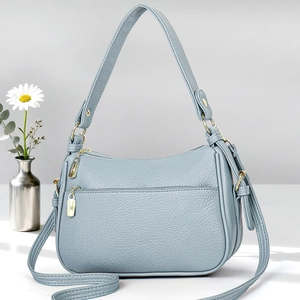 Sac à main minimaliste en cuir bleu clair avec fermetures éclair dorées pour le quotidien