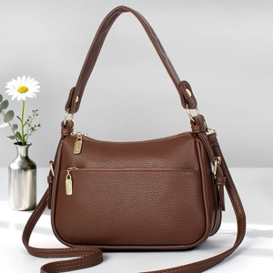Détails du grand sac en similicuir marron avec ferrures dorées et texture grain de litchi