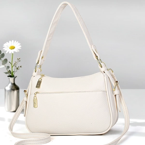 Détails du sac crème en cuir grainé avec fermetures éclair dorées élégantes