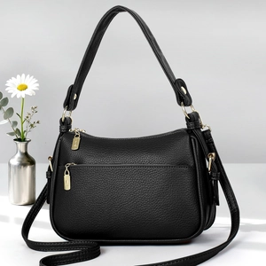 Grand sac cabas noir en cuir grainé avec fermetures dorées et bandoulière amovible