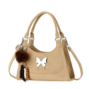 Sac à main beige élégant avec emblème papillon argenté et bandoulière amovible
