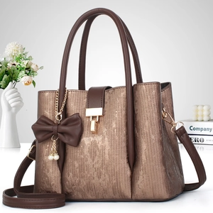 Sac à main marron à rayures avec plusieurs couches et pendentif nœud en perles