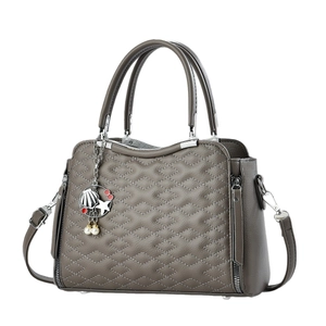 Borsa a mano trapuntata in pelle opaca grigio scuro con ciondolo a conchiglia decorativo