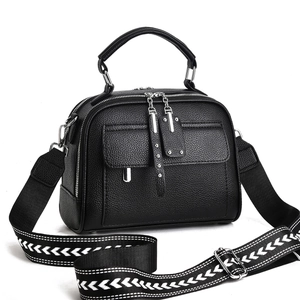 Sac à bandoulière noir à motif litchi avec double zip et large sangle tissée bicolore