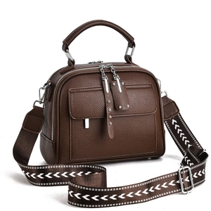 Sac bandoulière en cuir grainé marron foncé avec sangle à motifs et finitions argentées