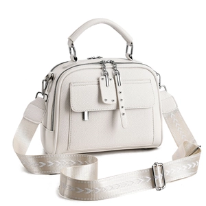 Sac à bandoulière blanc à motif litchi avec large sangle tissée vue sous un angle de 45°