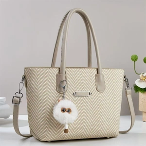 Elegante beige Tragetasche mit Fischgrätmuster, Doppelgriffen und Plüsch-Katzenanhänger