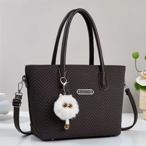 Dunkelbraune Shopper-Tasche mit Fischgrätenmuster, Schultergurt und Plüschkatzen-Anhänger