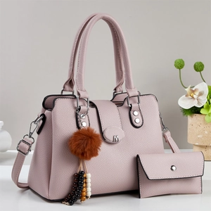 Sac fourre-tout rose texture litchi avec plaque métal M et breloque pelucheuse