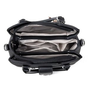 Vue intérieure du sac à main en cuir noir avec compartiments multiples et zips argentés