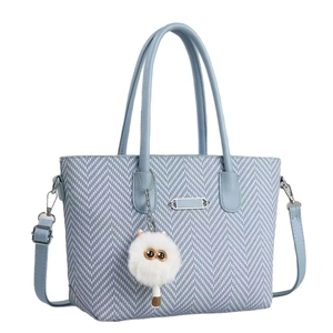 Hellblaue Shopper-Tasche mit Fischgrätmuster, Katzenanhänger und abnehmbarem Gurt