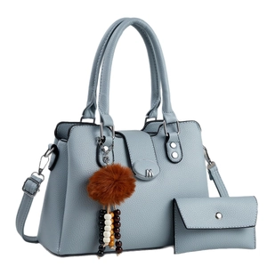 Sac à main bleu clair motif litchi avec logo M, pochette assortie et breloque pompon