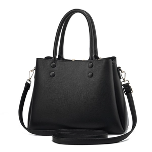 Détail du sac cabas noir en similicuir grainé avec clous décoratifs et crochets dorés
