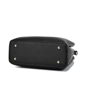 Détail de la base du sac en cuir noir avec quatre pieds de protection en métal doré