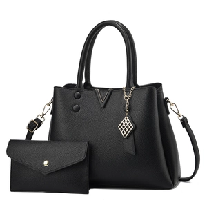 Grand sac à main noir en cuir grainé avec petite pochette et détails dorés élégants