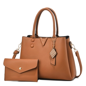 Ensemble de sacs cabas en cuir litchi caramel avec détails en V dorés et bandoulière