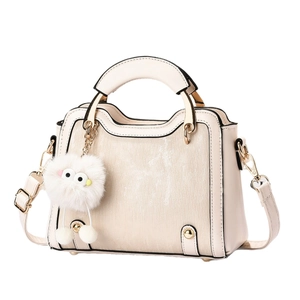 Sac à main beige chic avec texture rayée et charmant pendentif en peluche fantaisie