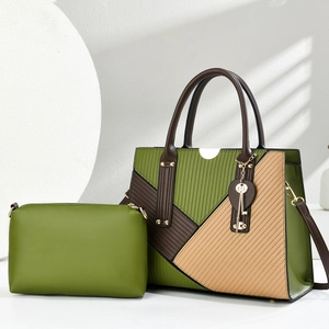 Ensemble sac à main bicolore avec pochette verte et pendentif clé dorée élégant