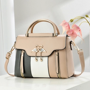 Detailed view of tricolor拼接 handbag with heart swan buckle and metal handle