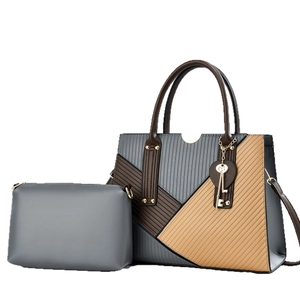 Sac fourre-tout bicolore texturé avec pochette intérieure et breloque cœur doré