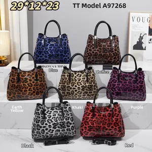 Détail de sacs cabas brillants à motif léopard en sept couleurs, taille 29x12x23cm