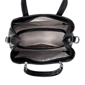 Draufsicht auf schwarze Lederhandtasche mit drei Fächern und Fischgräten-Innenfutter