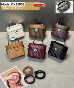 Détails des sacs à main tissés en six couleurs avec dimensions de 19x7x11cm
