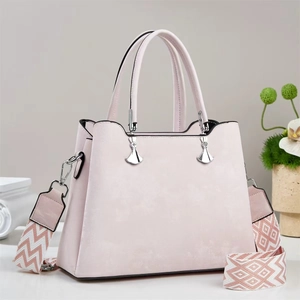 Minimalistische Handtasche in Hellrosa mit gewebtem Gurt und Metallanhängern