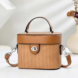 Sac bandoulière camel style coffret avec texture tissée et poignée sur fond blanc